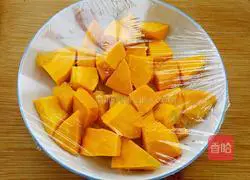 Illustration of how to make red date and pumpkin hair cake 2