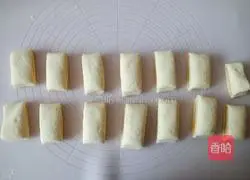 Illustration of how to make coconut milk-flavored flower rolls 12