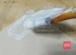 Illustration of how to make shredded chicken spring rolls 8