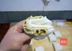 Illustration of how to make sesame sauce large flower rolls 8
