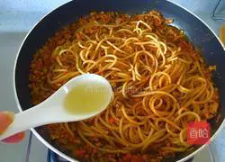 Illustration of how to make classic spaghetti bolognese 12