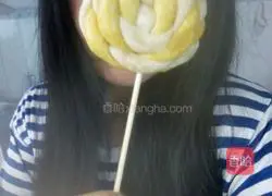 Illustration of how to make corrugated flower rolls 11