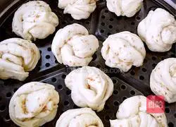 Illustration of how to make steamed flower rolls 4