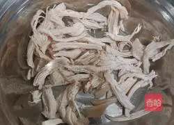 Illustration of making cold noodles with shredded chicken 4