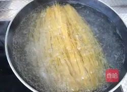 Illustration of how to make spaghetti bolognese 1