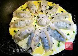 Illustration of how to make leek and pork pot stickers 7