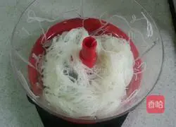 Illustration of how to make spring rolls with chives, eggs and vermicelli 5