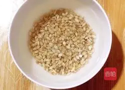 Illustration of how to make candied date and wheat porridge 3