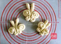 Illustration of how to make butterfly rolls 8