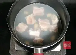 Illustration of how to make double rice lotus seed and pork ribs porridge (baby food supplement) 3