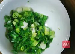 Illustration of how to make preserved egg and lean meat porridge 1