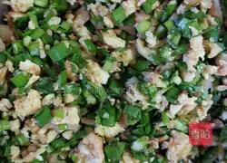 Illustration of how to make ice-skin leek, egg and scallop pot stickers 5