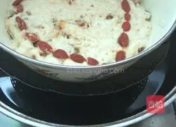 Illustration of how to make raisin and wolfberry cake ❤️6