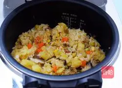 Potato Illustration of how to make braised sausage with rice 8