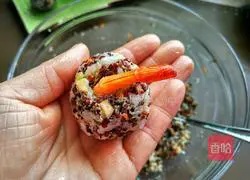 Illustration of how to make three-color quinoa rice balls with mushrooms and shrimps 17