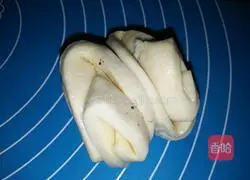 Illustration of how to make salt and pepper flower rolls 10