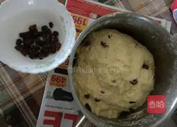 Illustration of how to make raisin and flaxseed cornmeal cake 3