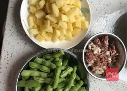 Illustration of how to make braised rice with ham, potatoes and green beans 1