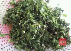 Illustration of how to make shepherd's purse spring rolls 10