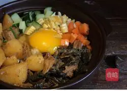 Illustration of how to make leftover clay pot rice 6