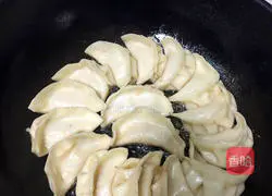 Illustration of how to make crispy pot stickers 9