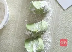 Illustration of how to make spinach noodle and leek box 12