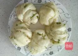 Illustration of how to make milk-flavored flower rolls 8