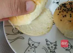Illustration of how to make hash brown burger 11
