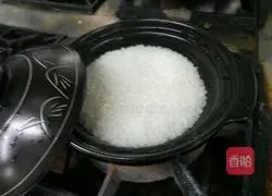 Illustration of how to make claypot rice with pork ribs in black bean sauce 1