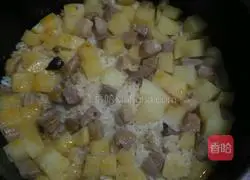 Illustration of how to make braised rice with marinated meat and potatoes 8
