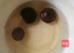 Illustration of how to make spicy and sour seafood rice noodles 1