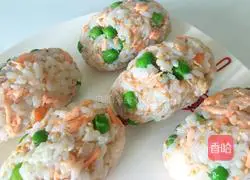 Illustration of how to make salmon and sesame rice balls 6