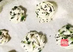 Illustration of how to make sesame and scallion oil flower rolls 8