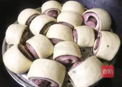 Illustration of how to make two-color flower rolls (Oreo flavor) 19