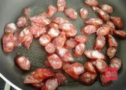 Illustration of how to make braised rice with sausage and potatoes 3