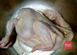 Illustration of how to cook salt-baked chicken in rice cooker 3