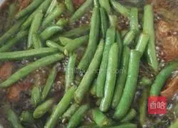 Pork short ribs with beans and braised noodles Practice illustration 6