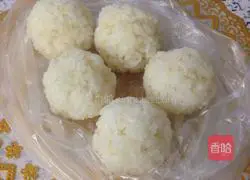 Illustration of how to make fried rice balls 1