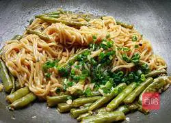 Illustration of how to make vegetarian lentil braised noodles 6