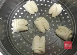 Illustration of how to make pig's knuckle (for wealth) flower rolls 12