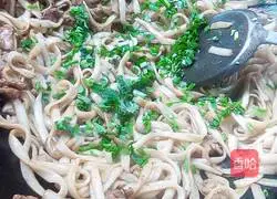 Illustration of how to make fried rice noodles with lean meat 7