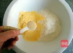 Illustration of how to make cornmeal and red bean cakes 2