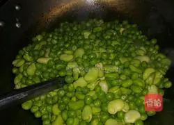 Illustration of how to make braised rice with broad beans and peas 6