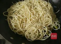 Illustration of how to make braised potato and green beans noodles 8