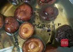 Illustration of how to make carrot and corn braised rice 1