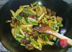 Illustration of how to make braised noodles with chicken legs 8