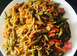 Illustration of how to make braised noodles with potatoes and beans 8