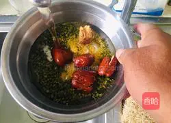 Illustration of how to make sugar-free glutinous millet, mung bean and red date health porridge 3