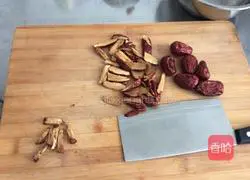 Illustration of how to make blood-tonifying jujube rolls 1