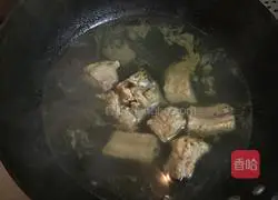 Illustration of how to braised pork ribs and noodles in iron pot 2